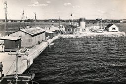 Hamnen med oljecistern och kaffé Hamnen med oljecistern och kaffé