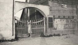 Porten till Donnerska husets gård Porten till Donnerska husets gård