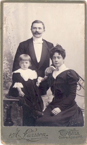 Alfred och Ellen med dottern Judit r 1900.