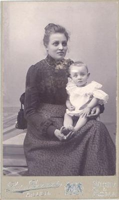 Anna Svanborg, f. Olsson med dottern Rosa