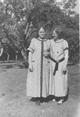 Lina till höger och systern Ebba till vänster i Ebbas trädgård. Lina till höger och systern Ebba till vänster i Ebbas trädgård.