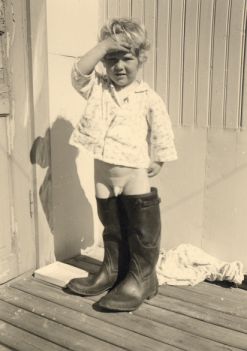 Göran i pappas stövlar sommaren 1943. Göran i pappas stövlar sommaren 1943.