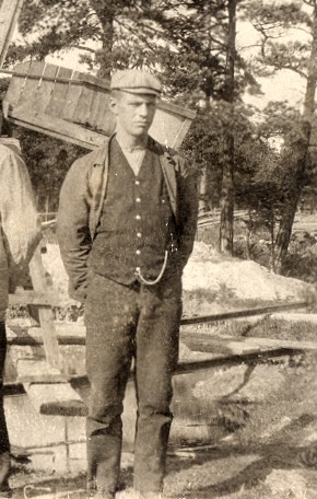 Gustav Pettersson ca 1910. Gustav Pettersson ca 1910. Han arbetade som banvakt vid KlRJ.