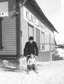 Helge och Ingrid utanfr jrnhandeln