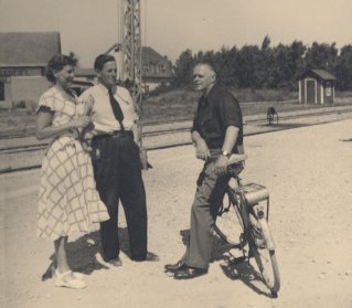 Sture och Magnhild vid jrnvgsstationen i Klintehamn. Vem str mellan dem?