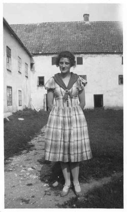 Nanny i 25-årsåldern Nanny på Donnerska husets gård.