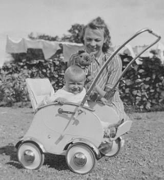Astrid med dottern Harriet sommaren 1942