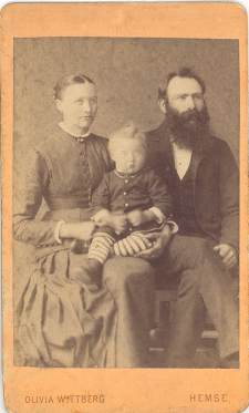 Elva och Emil med sonen Anselm.