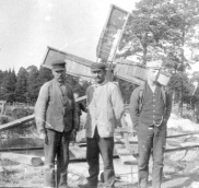 Lokomotivförare Jansson i mitten, svågern Gustav till höger och Gustaf Gullberg till vänster.
